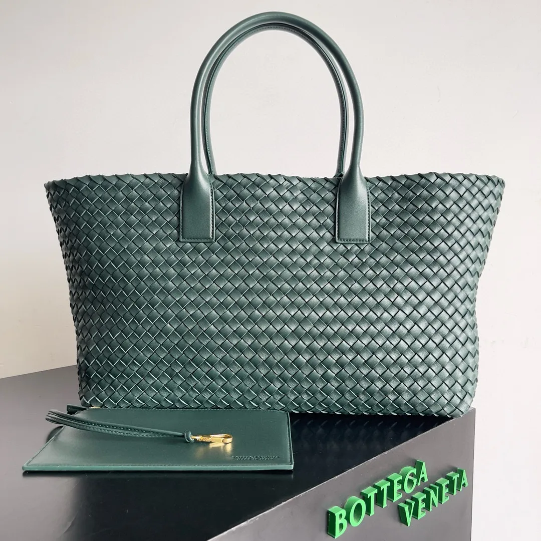 Batch 2860 Classic returns... (large size 51cm) • Cabat, born in 2001, is one of the most iconic styles of the Bottega Veneta workshop. The whole bag is made of top-grade imported lambskin. There is no exposed logo on the whole bag, but with the classic wide woven elements, you can tell who it belongs to at a glance! Can be carried on one shoulder, very practical! Style number: 608811 Size: 51*18*28